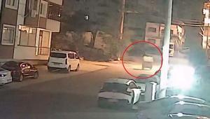 Hatayda konteyner fırtına nedeniyle savruldu, iki aracın arasında durdu