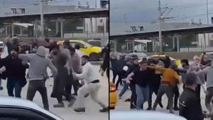 Taşlar, sopalar, yumruklar havada uçuştu: İki grup arasındaki kavgada ilginç kareler