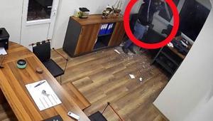 Alçıpan çökünce zemin kata çakıldı: ‘Korktum ama sonra çok güldük’ Alçıpan çökünce zemin kata çakıldı: ‘Korktum ama sonra çok güldük’