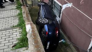 Kontrolden çıkan otomobil sitenin bahçesine uçtu: 2 çocuk yaralandı