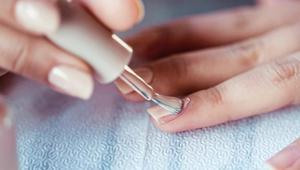 Sürdüğünüz ojeler baloncuk boluncuk mu oluyor İşte pürüzsüz oje sürmenin püf noktası