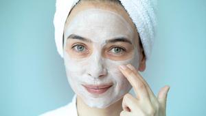 Cildi aydınlatıyor, tonu eşitliyor Hem yüz hem boyun için birebir