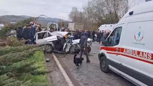 Kamyonla çarpışan otomobil ikiye bölündü: 1 ölü, 2 yaralı