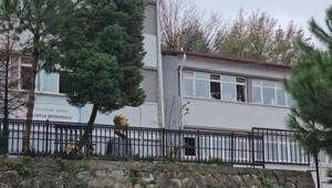 Okulda veli dehşeti Öğretmenin yüzünü tırnakladı