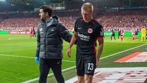 Yok böyle kovulma Rakip takımın oyuncusunu tedavi etti, işinden oldu