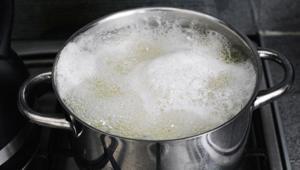 Yemek taşıyor, ocağı mahvediyor... Kaynayan tencerenin içine bu malzemeyi atın, tutucu güç