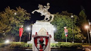 Samsunspor taraftarından, AEK maçı öncesi Atatürk Anıtı çevresinde nöbet