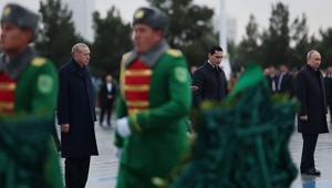 Erdoğan, Türkmenistanda Tarafsızlık Anıtına çelenk koyma törenine katıldı