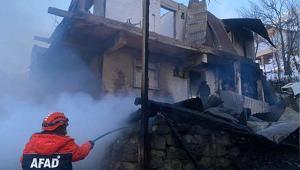 Artvinde çıkan yangında 2 katlı ev kullanılamaz hale geldi
