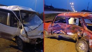 Sinopta servis minibüsü ile otomobil çarpıştı Ölü ve yaralılar var