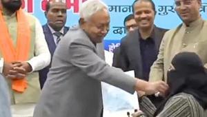 Atama töreninde skandal görüntü Başbakan, sahnede doktorun peçesini indirmeye çalıştı: Bu ne