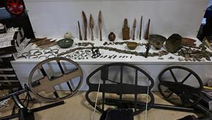 Muş’ta operasyon: Evlerden silah cephaneliği ve yüzlerce tarihi eser çıktı