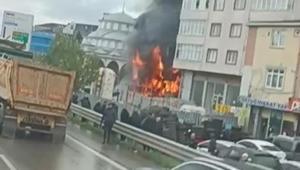 Pendikte otomobilde çıkan yangın, ahşap binaya sıçradı