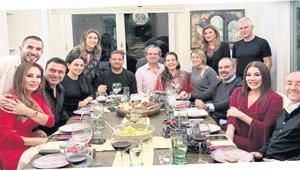 Yılbaşı sofrasında barış pozu