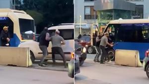 Kadıköyde trafik magandası dehşeti Yol vermedi diye sopayla saldırdı