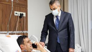 Bakan Tekinden silahla yaralanan okul müdürüne geçmiş olsun telefonu