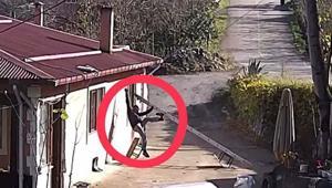 Evinin baca şapkasını değiştirmek için çıktığı çatıdan yere düştü O anlar kamerada
