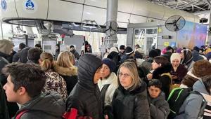 Zirveye çıkış çilesi Hafta sonu tatilini fırsat bildiler: Uludağ yolunda teleferik kuyruğu saatlerce uzadı