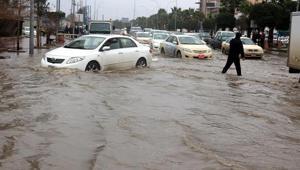 Sağanak yağış ve kar hayatı felç etti 8 çoban kayboldu, 7 dağcı mahsur kaldı