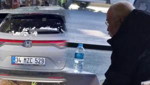 Ünlü sanatçı Cahit Berkay, kullandığı araçla restorana daldı