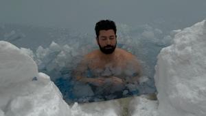 Bolu’da eksi 10’u umursamadı, buz gibi havuza girdi