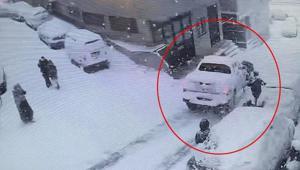 Kağıthane’de dehşet Yokuştan kayan kamyonet kartopu oynayan çocuklara çarptı