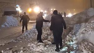 Bitliste yakıt tankerinin üzerine çığ düştü Sürücü sağ kurtarıldı