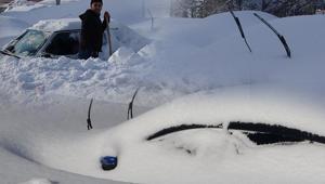 1 hafta yağan kar kenti adeta gömdü: Vatandaş kaybolan araçlarını arıyor