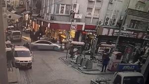 Eminönünde fren yerine gaza basan sürücü vatandaşların arasına daldı