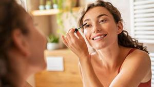 Daha yaşlı ve yorgun gösteriyor Makyaj yaparken gözden kaçan hata