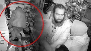 Dehşete düşüren görüntü 11 yaşındaki küçük kızı bıçakladı, esnaf kurtardı