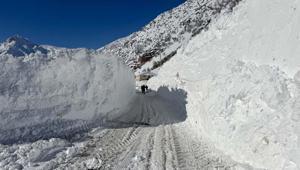Van-Çatak kara yolunda çığ nedeniyle kar kalınlığı yaklaşık 5 metreyi aştı