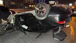 Avcılar’da aydınlatma direği ile 3 araca çarpan otomobil takla attı