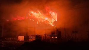 Antalyada soğuk hava deposunda yangın Dumanlar çevreyi kapladı