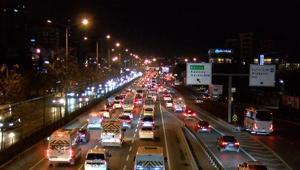 İstanbulda haftanın ilk iş gününde trafik yoğunluğu Harita kırmızıya büründü