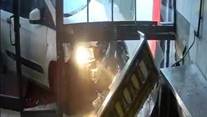 Dönercide korku dolu anlar Lavaş getiren araç dükkana daldı