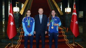 Cumhurbaşkanı Erdoğan, milli tekvandocu Sude Yaren ve Sıla Irmak Uzunçavdarı kabul etti