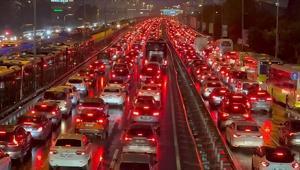 İstanbulda trafik resmen kilitlendi Yoğunluk yüzde 81e çıktı