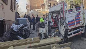 İstanbul Beykozda feci kaza Kamyon dükkana girdi: 1i turist 2 ölü