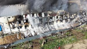 Esenyurtta işçilerin kaldığı konteynerde yangın Alevlere müdahale ediliyor