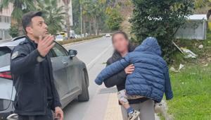 Küçük yaştaki çocuğu evde tek başına bıraktı Balkondan gelen ses ekipleri alarma geçirdi