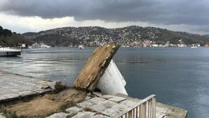 İstanbulda şiddetli fırtına Deniz fenerleri TIRlar devrildi