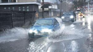 İzmir’i sağanak vurdu hayat durdu
