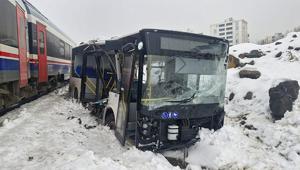 Yolcu treni, hemzemin geçitte belediye otobüsüne çarptı