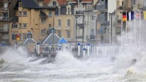 İngiltere ve Fransada kırmızı alarm verildi Goretti vurdu, yüz binler karanlıkta kaldı