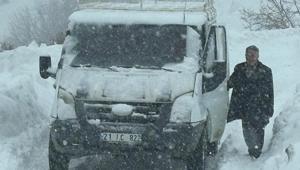 Kar birden bastırdı Öğrenci servisi, tipi nedeniyle yolda kaldı