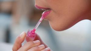 Piyasadakileri unutturan ev yapımı lip gloss Dudakları ışıl ışıl yapıyor