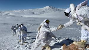 Mehmetçik, zorlu kış koşullarında hudut güvenliği için görevde