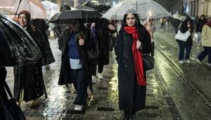 İstanbulda kuvvetli yağmur ve şiddetli rüzgar Bazı evleri su bastı