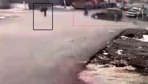 İlginç kaza: Hafif ticari araç motosiklete, motosiklet yayaya çarptı